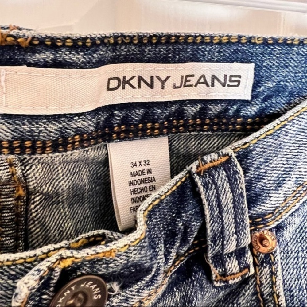 DKNY vintage wash mens jeans. Great fit. Size 34/32 like new - Picture 4 of 5
